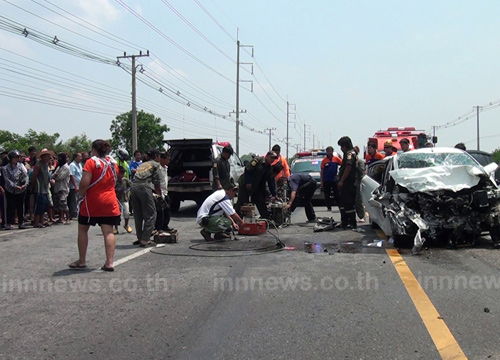 ว่าที่เจ้าสาวขับรถไปแจกการ์ดแต่งงาน เกิดเสียหลักประสานงารถกระบะกลางทาง ว่าที่เจ้าสาวขับรถไปแจกการ์ดแต่งงาน เกิดเสียหลักประสานงารถกระบะกลางทาง