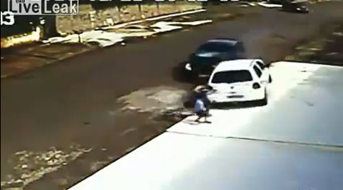 ยายหลานถูกรถเหยียบ ยายหลานถูกรถเหยียบ