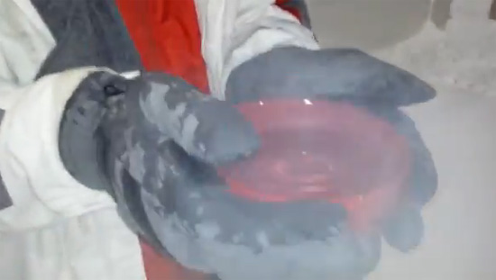 สาดน้ำเดือดกลางอากาศหนาว สาดน้ำเดือดกลางอากาศหนาว