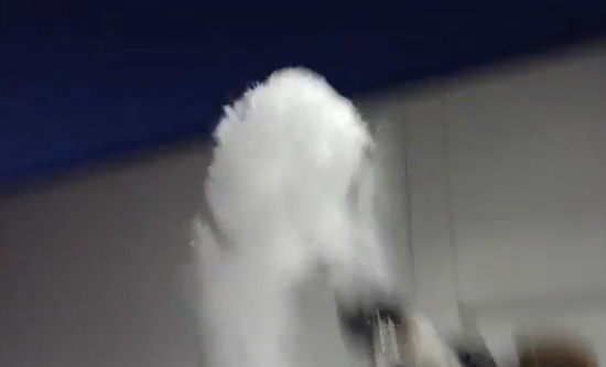 สาดน้ำเดือดกลางอากาศหนาว สาดน้ำเดือดกลางอากาศหนาว