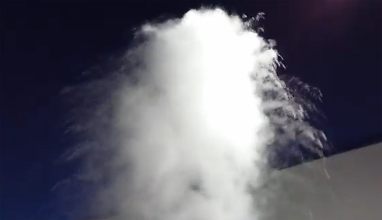 สาดน้ำเดือดกลางอากาศหนาว สาดน้ำเดือดกลางอากาศหนาว