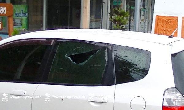 ขับรถกลับบ้านกลางฝน ถูกฟ้าผ่ารถ กระจกแตกยับ ขับรถกลับบ้านกลางฝน ถูกฟ้าผ่ารถ กระจกแตกยับ