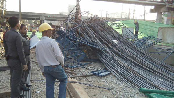 เหล็กหล่นทับคนงานหลายคนหน้าไอทีสแควร์ เหล็กหล่นทับคนงานหลายคนหน้าไอทีสแควร์