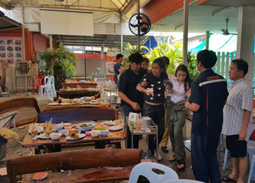 รถเก๋งพุ่งชนกำแพง รถเก๋งพุ่งชนกำแพง