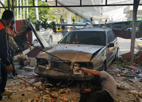 รถเก๋งพุ่งชนกำแพง รถเก๋งพุ่งชนกำแพง