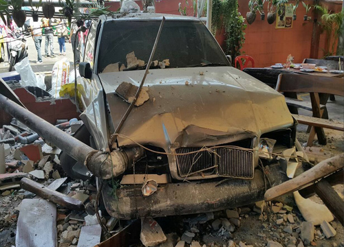 รถเก๋งพุ่งชนกำแพง รถเก๋งพุ่งชนกำแพง