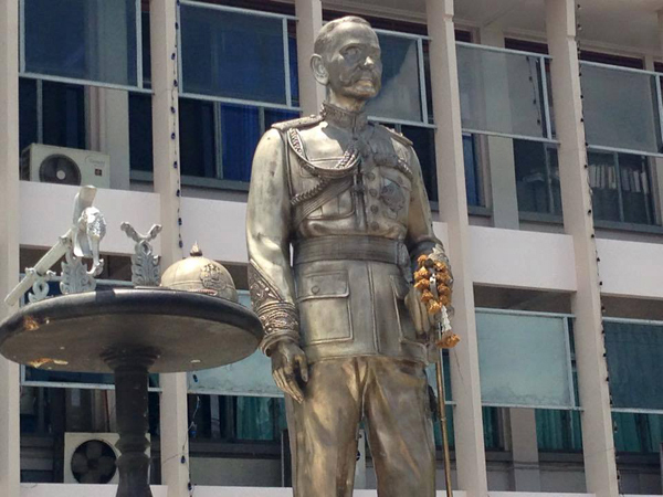 รวบตัววัยรุ่นสติไม่ดี ปีนฉกดาบคู่บารมีขุนพันธ์ฯ กลางโรงพักเมืองคอน รวบตัววัยรุ่นสติไม่ดี ปีนฉกดาบคู่บารมีขุนพันธ์ฯ กลางโรงพักเมืองคอน