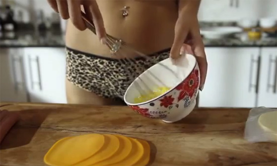 เปลือยอกทำอาหาร เปลือยอกทำอาหาร