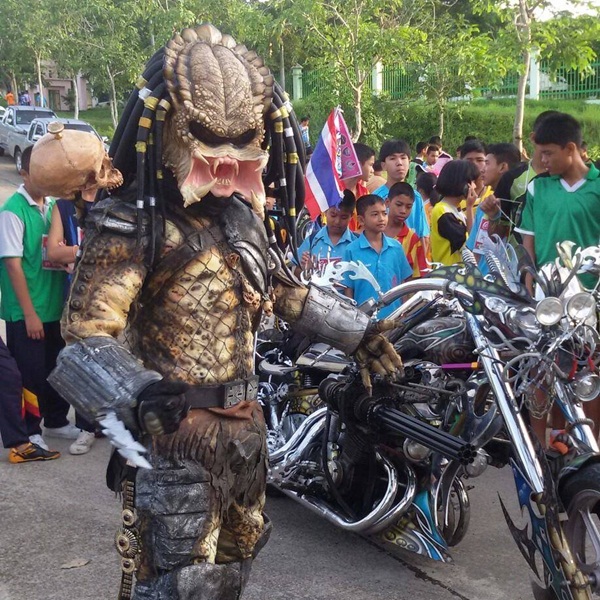 ใส่ชุดพรีเดเตอร์ ขับบิ๊กไบค์ ใส่ชุดพรีเดเตอร์ ขับบิ๊กไบค์
