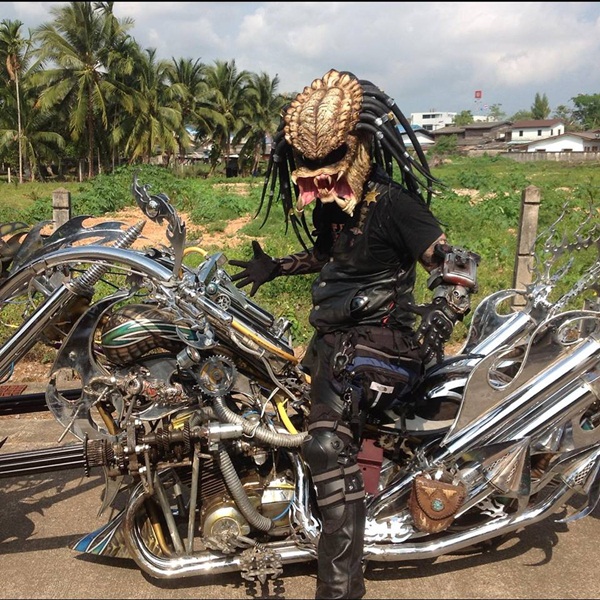 ใส่ชุดพรีเดเตอร์ ขับบิ๊กไบค์ ใส่ชุดพรีเดเตอร์ ขับบิ๊กไบค์