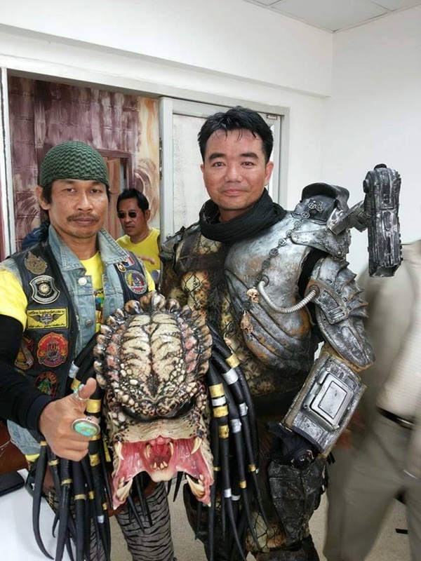 ใส่ชุดพรีเดเตอร์ ขับบิ๊กไบค์ ใส่ชุดพรีเดเตอร์ ขับบิ๊กไบค์