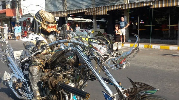 ใส่ชุดพรีเดเตอร์ ขับบิ๊กไบค์ ใส่ชุดพรีเดเตอร์ ขับบิ๊กไบค์