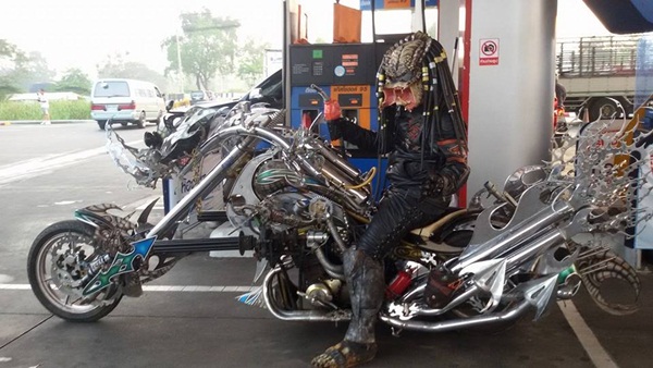 ใส่ชุดพรีเดเตอร์ ขับบิ๊กไบค์ ใส่ชุดพรีเดเตอร์ ขับบิ๊กไบค์