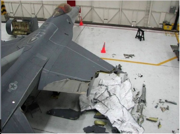 F-16 ร่อนลงจอดสำเร็จ แม้ปีกหักกลางอากาศ F-16 ร่อนลงจอดสำเร็จ แม้ปีกหักกลางอากาศ