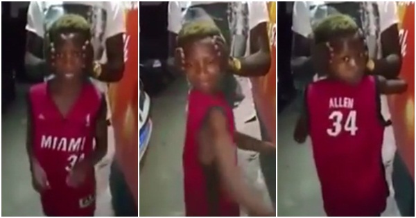 เด็กคนนี้หมุนคอได้ 180 องศา เด็กคนนี้หมุนคอได้ 180 องศา