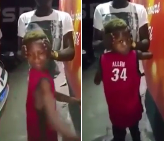 เด็กคนนี้หมุนคอได้ 180 องศา เด็กคนนี้หมุนคอได้ 180 องศา