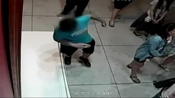 หนุ่มน้อยสะดุดล้มทำภาพเขียนมูลค่า 44 ล้าน ขาดทะลุ หนุ่มน้อยสะดุดล้มทำภาพเขียนมูลค่า 44 ล้าน ขาดทะลุ