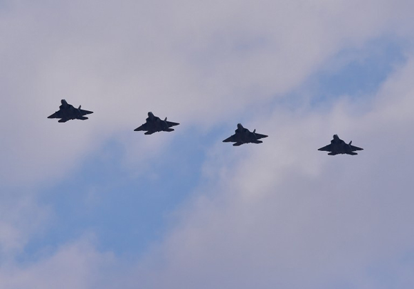 สหรัฐฯ โชว์ฮึ่ม ส่งฝูงบิน F-22 บินโฉบคาบสมุทรเกาหลี