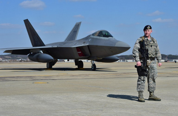 สหรัฐฯ โชว์ฮึ่ม ส่งฝูงบิน F-22 บินโฉบคาบสมุทรเกาหลี