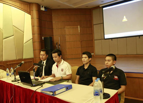 3 ตำรวจพิษณุโลก - งัดหลักฐานแจงสื่อ ชี้ รถนักศึกษาอาจมีสิ่งผิดกฎหมายอยู่ 3 ตำรวจพิษณุโลก - งัดหลักฐานแจงสื่อ ชี้ รถนักศึกษาอาจมีสิ่งผิดกฎหมายอยู่