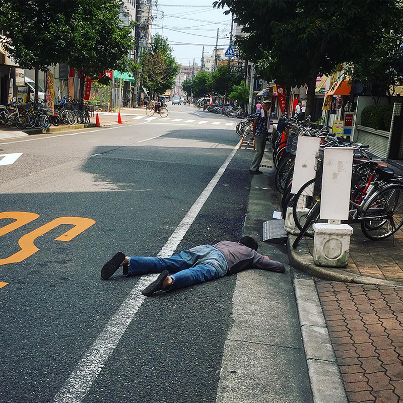 นอนกลางถนน นอนกลางถนน