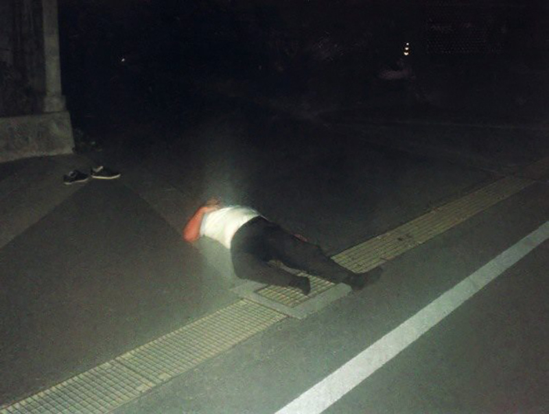 นอนกลางถนน นอนกลางถนน