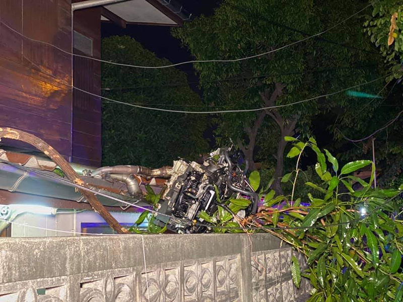 รถชนเสาไฟฟ้า รถชนเสาไฟฟ้า