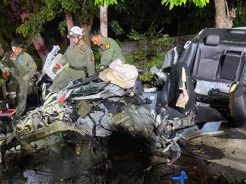 รถชนเสาไฟฟ้า รถชนเสาไฟฟ้า
