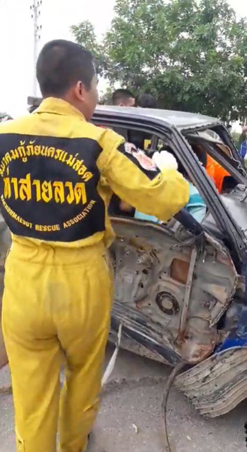 กระบะชนรถบรรทุก กระบะชนรถบรรทุก