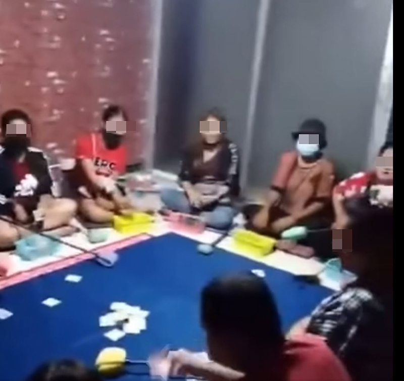 เล่นไพ่ เล่นไพ่