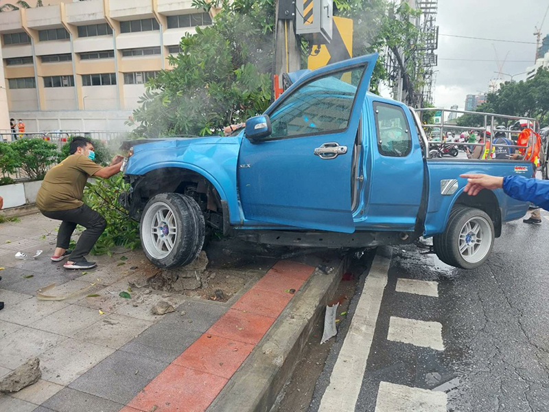 กระบะชนเสาไฟ กระบะชนเสาไฟ