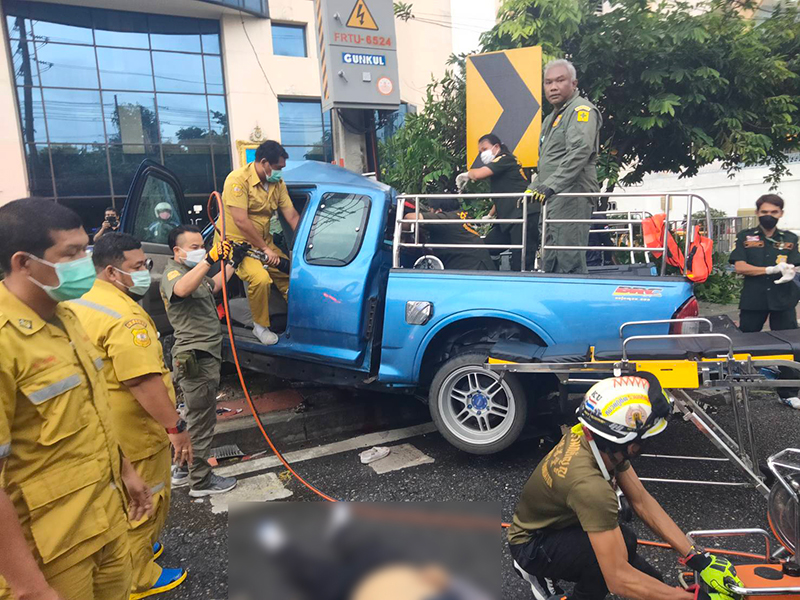 กระบะชนเสาไฟ กระบะชนเสาไฟ