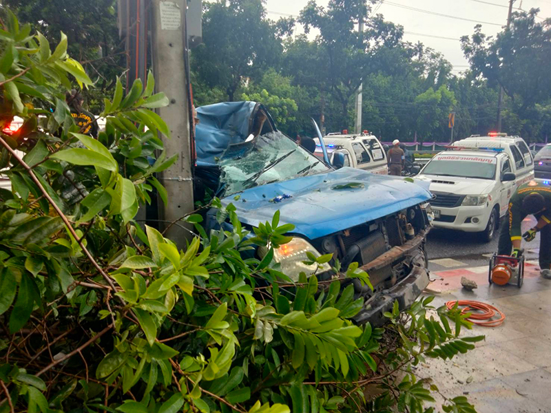กระบะชนเสาไฟ กระบะชนเสาไฟ