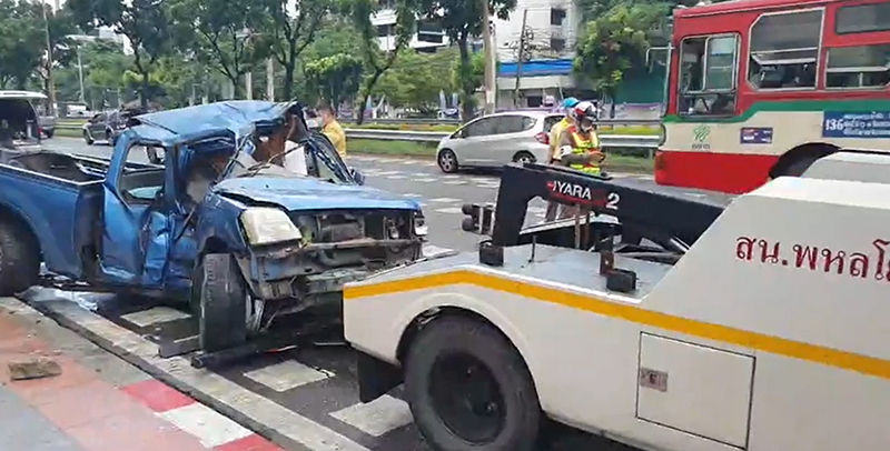 กระบะชนเสาไฟ กระบะชนเสาไฟ