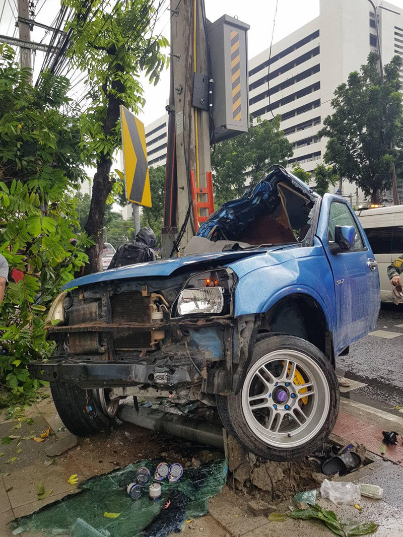 กระบะชนเสาไฟ กระบะชนเสาไฟ