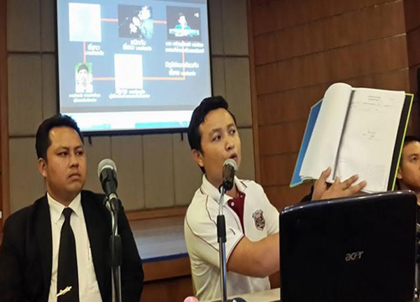 3 ตำรวจพิษณุโลก - งัดหลักฐานแจงสื่อ ชี้ รถนักศึกษาอาจมีสิ่งผิดกฎหมายอยู่ 3 ตำรวจพิษณุโลก - งัดหลักฐานแจงสื่อ ชี้ รถนักศึกษาอาจมีสิ่งผิดกฎหมายอยู่