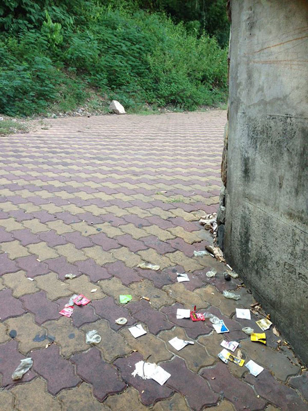 ถุงยางใช้แล้วถูกทิ้งเกลื่อนเขาพระตำหนัก ถุงยางใช้แล้วถูกทิ้งเกลื่อนเขาพระตำหนัก