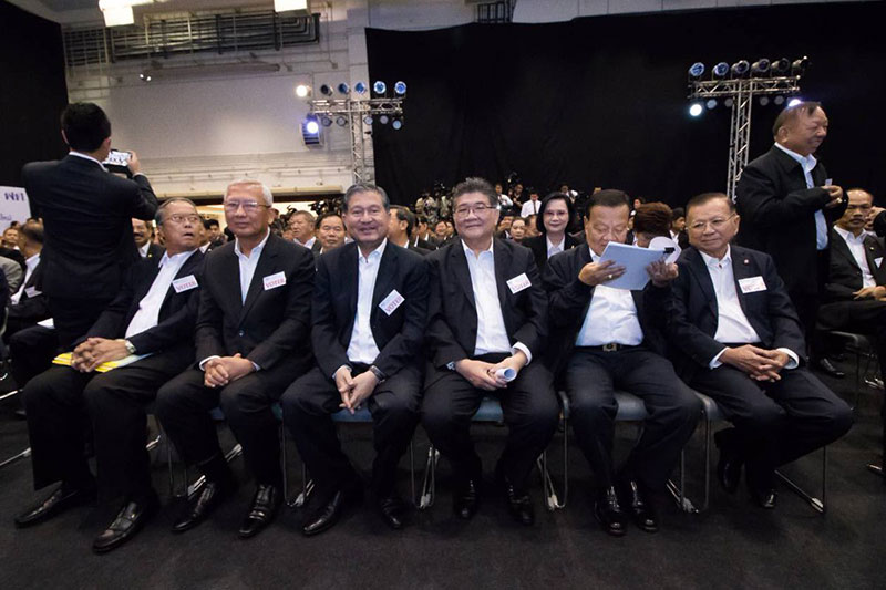 พล.ต.ท. วิโรจน์ นั่งหัวหน้าพรรคเพื่อไทย พล.ต.ท. วิโรจน์ นั่งหัวหน้าพรรคเพื่อไทย