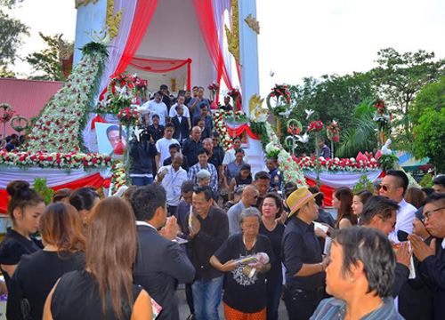 พระราชทานเพลิงศพสีหนุ่ม เชิญยิ้ม