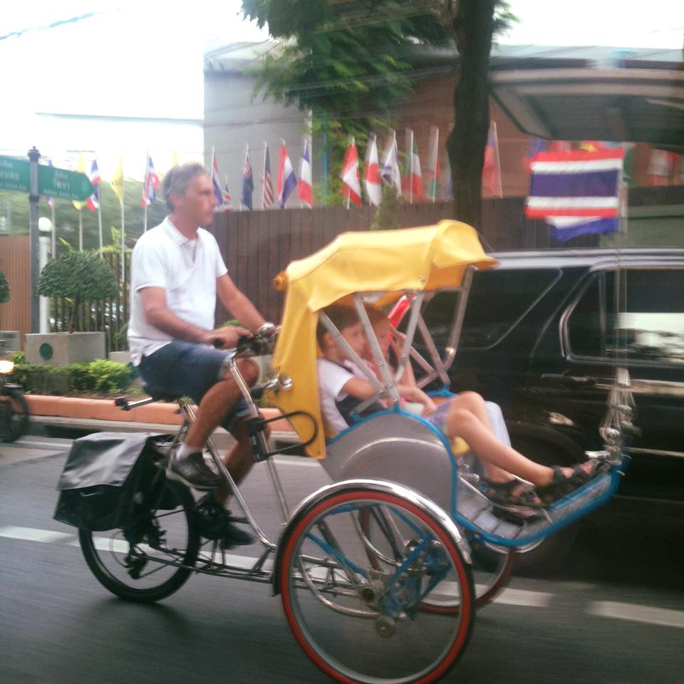 คุณพ่อฝรั่ง ปั่นสามล้อถีบไปรับลูกที่โรงเรียน