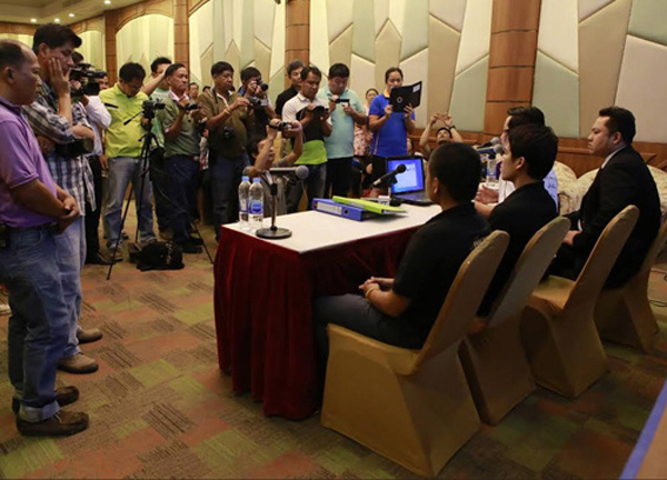 3 ตำรวจพิษณุโลก - งัดหลักฐานแจงสื่อ ชี้ รถนักศึกษาอาจมีสิ่งผิดกฎหมายอยู่ 3 ตำรวจพิษณุโลก - งัดหลักฐานแจงสื่อ ชี้ รถนักศึกษาอาจมีสิ่งผิดกฎหมายอยู่