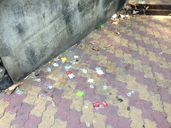 ถุงยางใช้แล้วถูกทิ้งเกลื่อนเขาพระตำหนัก ถุงยางใช้แล้วถูกทิ้งเกลื่อนเขาพระตำหนัก