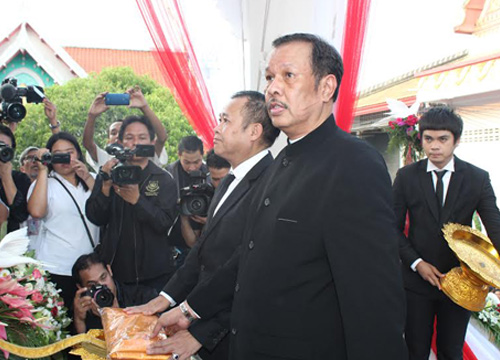 พระราชทานเพลิงศพสีหนุ่ม เชิญยิ้ม