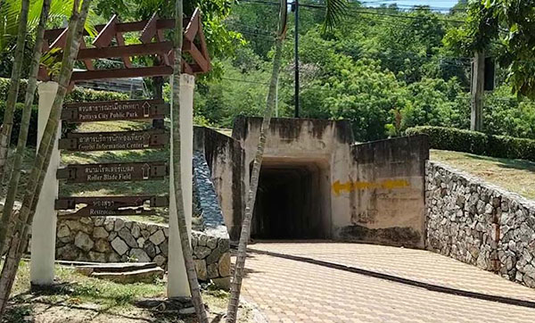 ถุงยางใช้แล้วถูกทิ้งเกลื่อนเขาพระตำหนัก ถุงยางใช้แล้วถูกทิ้งเกลื่อนเขาพระตำหนัก