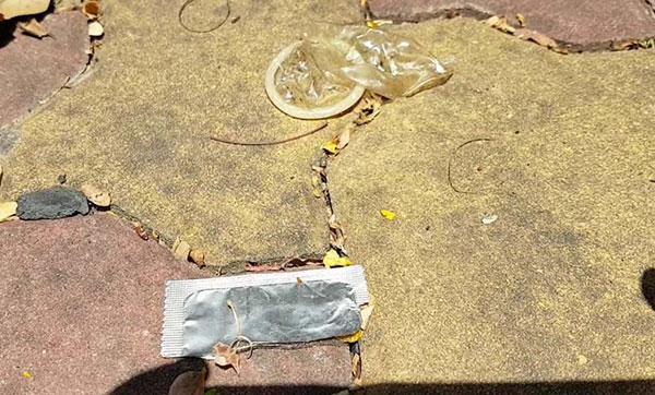 ถุงยางใช้แล้วถูกทิ้งเกลื่อนเขาพระตำหนัก ถุงยางใช้แล้วถูกทิ้งเกลื่อนเขาพระตำหนัก