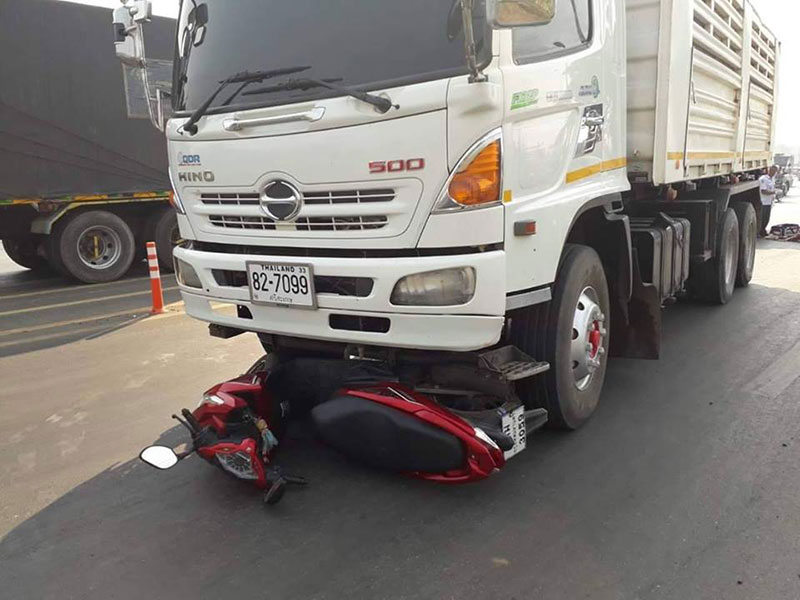 สิบล้อชนมอเตอร์ไซค์ สิบล้อชนมอเตอร์ไซค์