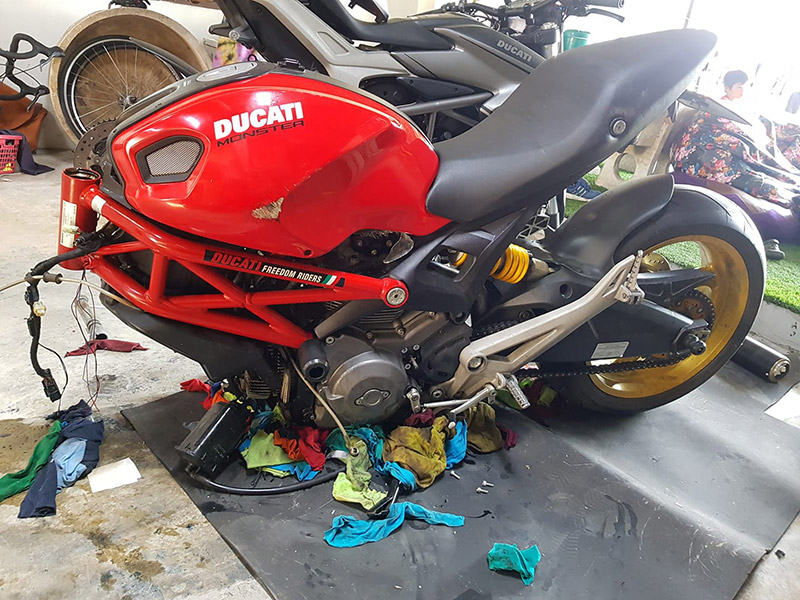 ขโมยรถในโรงพัก ขโมยรถในโรงพัก