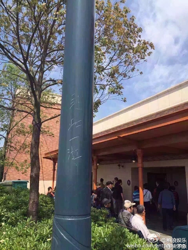 เซี่ยงไฮ้ ดิสนีย์แลนด์ อย่างเละ เจอชาวจีนแห่ทำสกปรก แม้ยังไม่เปิดเป็นทางการ เซี่ยงไฮ้ ดิสนีย์แลนด์ อย่างเละ เจอชาวจีนแห่ทำสกปรก แม้ยังไม่เปิดเป็นทางการ