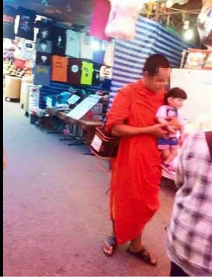 พระอุ้มตุ๊กตาลูกเทพเดินตลาดนัด