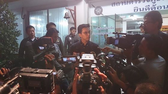 นิธิ เอียวศรีวงศ์ ถูกปล่อยตัวแล้ว หลังฝ่าฝืนคำสั่ง คสช. จัดเสวนา นิธิ เอียวศรีวงศ์ ถูกปล่อยตัวแล้ว หลังฝ่าฝืนคำสั่ง คสช. จัดเสวนา